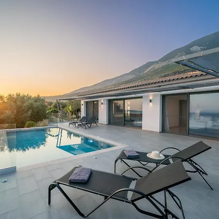 Le Grand Bleu Villa *